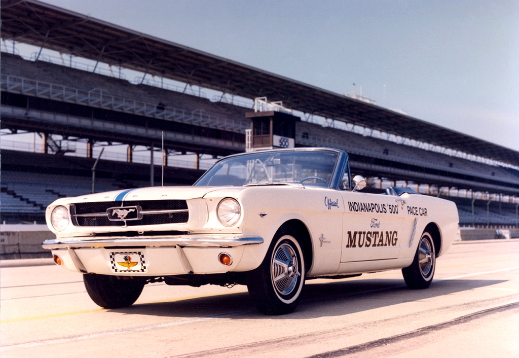 Safety car Ford Mustang kabrio tzv. convertible z roku 1964 s výkonem 450 koní